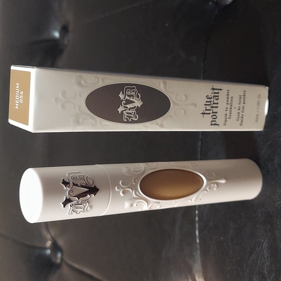 Kat Von D Other - Medium 054 - Kat Von D True Portrait Liquid-to-Powder Foundation
